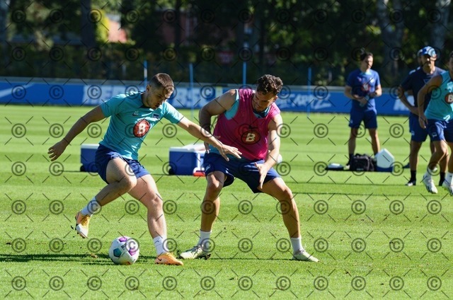 RGE_6235 | Im Bild von li. Jonjoe Kenny und Haris Tabakovic beim Training auf dem Schenckendorffplatz. Haris Tabakovic spielte von 2023 bis 2024 für Hertha BSC. Jonjoe Kenny von 2022 bis 2025 für Hertha BSC. Fotograf: Ralf Gebhardt - Realisiert mit Pictrs.com