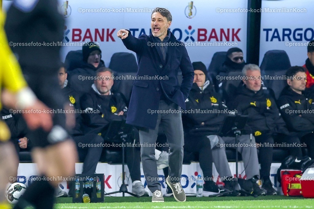 BVB02122501074 | 02.12.2025, Fußball, DFB-Pokal, Borussia Dortmund - Bayer 04 Leverkusen, Achtelfinale, Signal Iduna Park, Saison 2025 2026: Cheftrainer Niko Kovac (BVB #hc) gestikulierend am Spielfeldrand  DFB regulations prohibit any use of photographs as image sequences and or quasi-video.