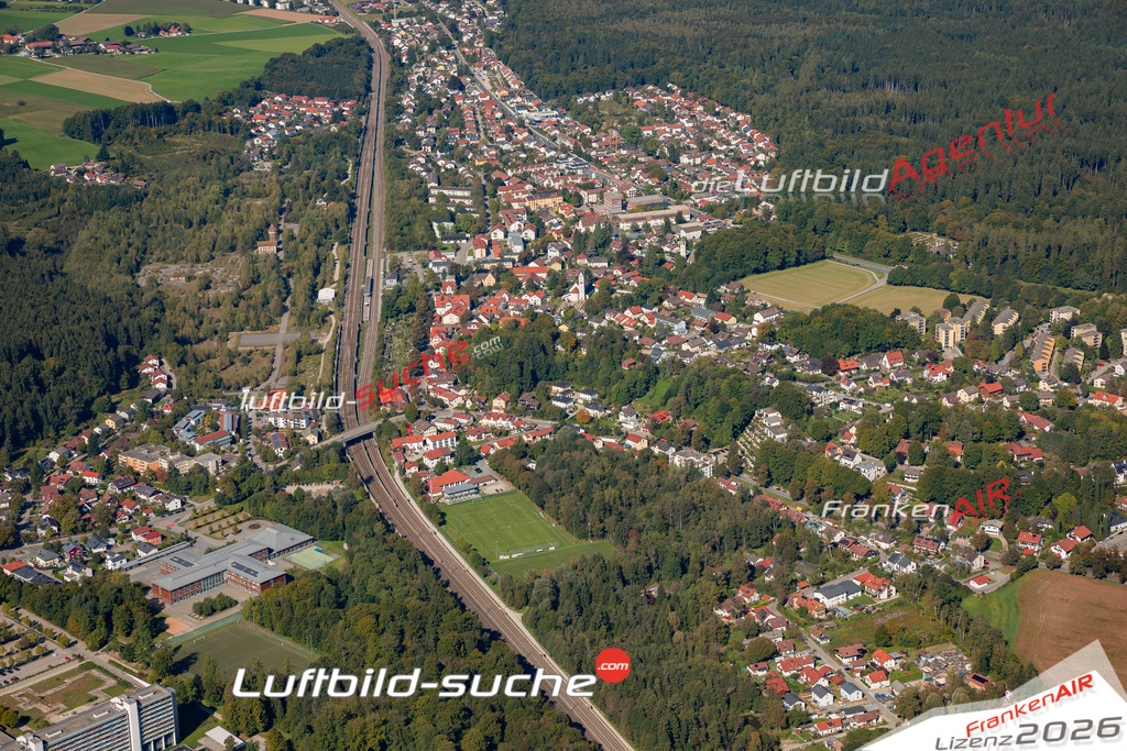 Das Luftbild der Stadt Kirchseeon wurde 2021 vom Flugzeug heraus erstellt (keine Drohne) Aufnahmehöhe ca.450 Meter- hohe Bildauflösung und Druck-Qualität garantiert!