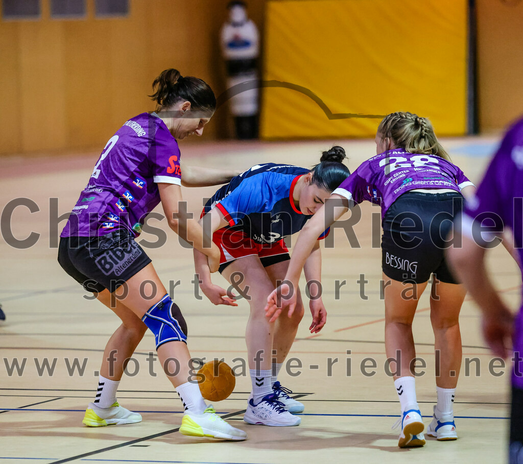 2023-10-14_014_SpVgg_Altenerding_gegen_HSG_Freising_Neufahrn_Damen | Erding, Deutschland, 14.10.2023:
Handball, Bezirksliga Frauen Altbayern 2023 / 2024, 3. Spieltag, SpVgg Altenerding II gegen HSG Freising-Neufahrn II, Endergebnis: 23:28

Grit Kschischow (SpVgg Altenerding, #2), Eduarta Krasnigi (HSG Freising-Neufahrn, #33), Johanna Bauschmid (SpVgg Altenerding, #22)

Foto: Christian Riedel / fotografie-riedel.net