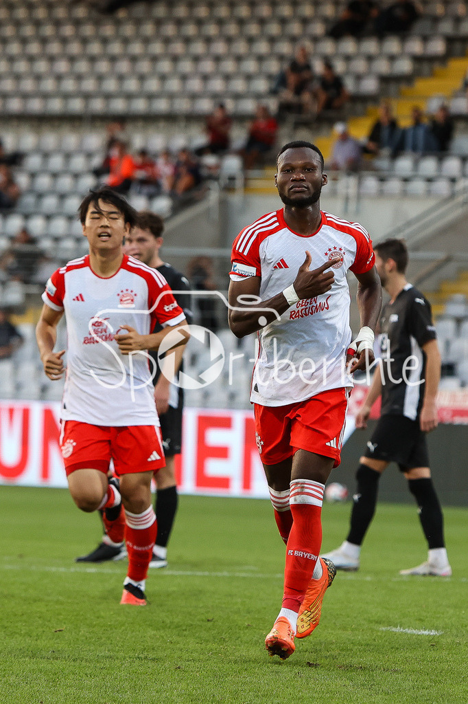 FC Bayern Amateure - FC Memmingen | Desire SEGBE AZANKPO (FCB #34)  jubelt mit seinen Teamkollegen nach seinem Elfmetertor zum 2-1 fuer die Bayern / Tor / Elfmeter / Jubel / Freude