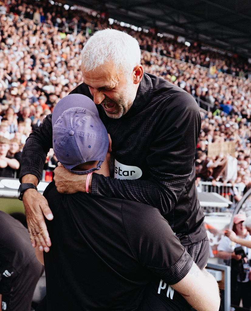 FCS05453 | Der offizielle Shop für FC St. Pauli Fotos. Wähle aus Spielszenen & Fanmomenten dein FCSP Wunschformat. Wir liefern Millerntor-Atmosphäre.