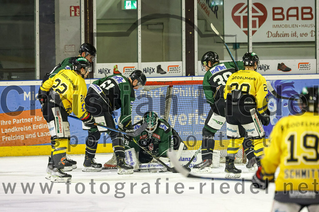 2023-02-10_110_TSV_Erding_gegen_ERSC_Amberg | Erding, Deutschland, 10.02.2023:
Eishockey, Bayernliga Meisterrunde Gruppe B 2022 / 2023, 3. Spieltag, TSV Erding gegen ERSC Amberg, Endergebnis: 6:3

Brett Mennear (ERSC Amberg, #22), Roni Rukajärvi (Erding Gladiators, #61), Torwart Thomas Hingel (Erding Gladiators, #33), Thomas Plihal (Erding Gladiators, #39)

Foto: Christian Riedel / fotografie-riedel.net