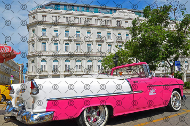 RGE_2370r | Ein Taxifahrer wartet in Havanna mit seinem Oldtimer vor dem Hotel Manzana auf Touristen.    Fotograf: Ralf Gebhardt - Realisiert mit Pictrs.com