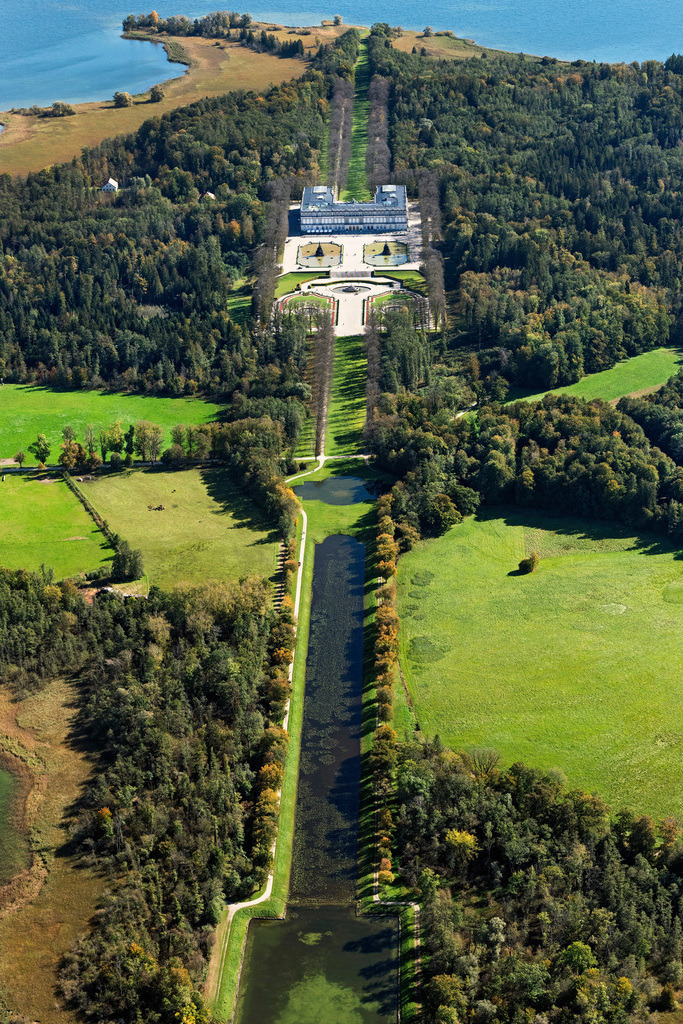 dr__0055593.jpg | CHIEMSEE 07.10.2024 Gebäudekomplex im Schlosspark von Schloss Herrenchiemsee auf der Herreninsel (frühere Bezeichnung Herrenwörth) im Chiemsee im Bundesland Bayern. // Building complex in the park of the castle Herrenchiemsee in Chiemsee in the state Bavaria. Foto: Daniel Reiter
