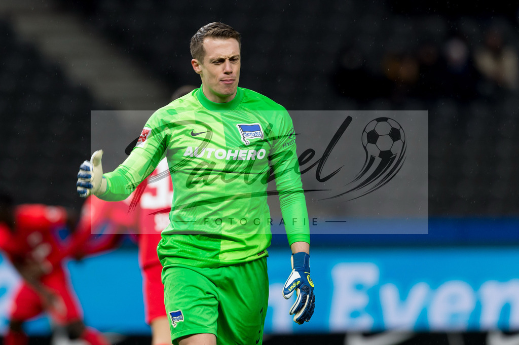 BSCRBL20220220_087 | Fussball, Herren: Torwart Alexander Schwolow (Hertha BSC) enttaeuscht bei dem Spiel der 1. Bundesliga zwischen Hertha BSC und RB Leipzig im Olypiastadion am 20.02.2022 in Berlin, Deutschland.DFB / DFL REGULATIONS PROHIBIT ANY USE OF PHOTOGRAPHS AS IMAGE SEQUENCES AND/OR QUASI-VIDEO. - Realisiert mit Pictrs.com