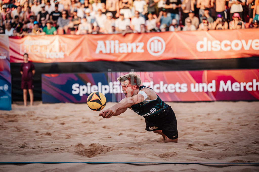 Beachvolleyball | Männer | Allianz German Beach Tour 2025 | Tourstop München | 05.07.2025 | Luis Kubo springt zum Ball