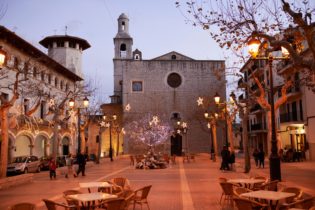 Plack de la Vila  mit Beleuchtung | Alaró, Spanien - December 29, 2013: Plack de la Vila  mit Beleuchtung. - Realisiert mit Pictrs.com