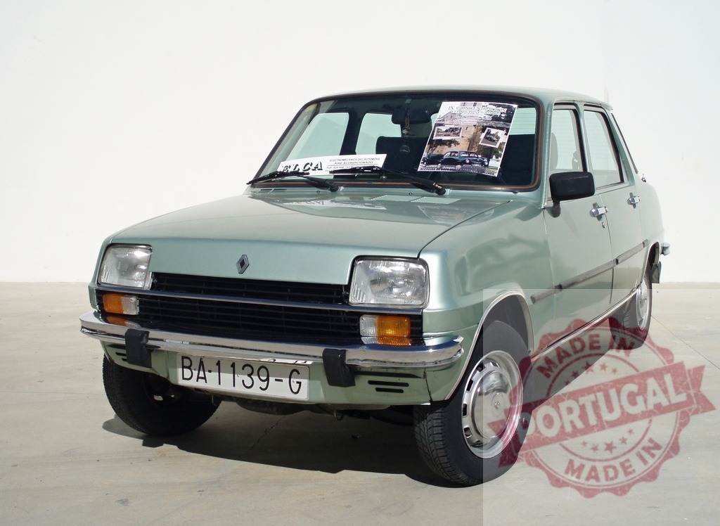 Light green Renault 7 TL posing in front of a white wall | Classic Renault 7 TL posing in front of a white wall in a sunny day - Realized with Pictrs.com