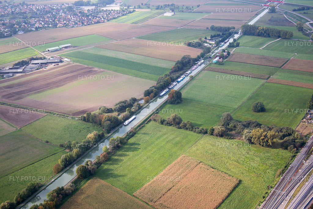 Vue aérienne: Vue de la ville à Vendenheim dans le département Bas Rhin, France. Photo: IMG_074137.jpg prise le 04/10/2014 par Werner Riehm/FLY-FOTO.eu – Résolution de l'original: 5472 x 3648 px