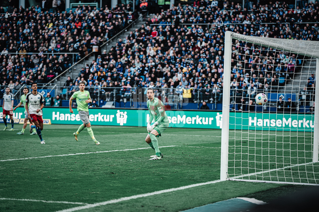 Fußball | Männer | Saison 2023/2024 | 2. Fußball-Bundesliga | 26. Spieltag | Hamburger SV vs. SV Wehen Wiesbaden | 17.03.2024 | Torwart Florian Stritzel (#16, SV Wehen Wiesbaden) kann dem Schuss von Miro Muheim (#28, HSV) nur noch hinterher sehen