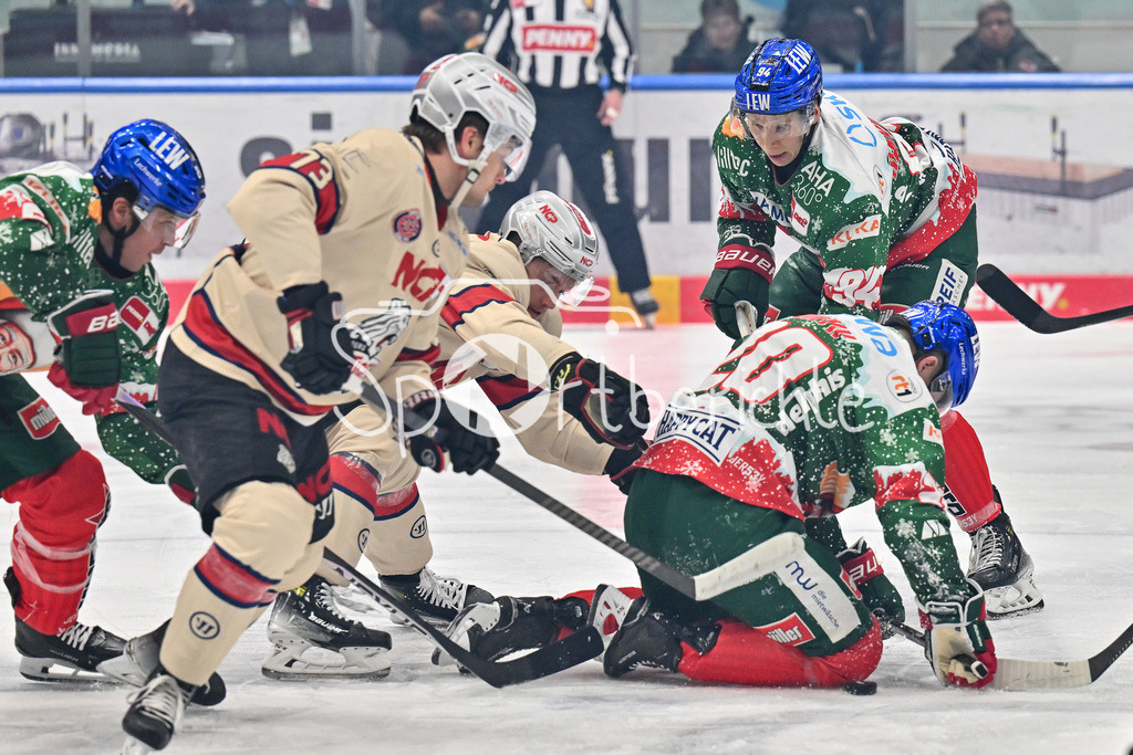 Augsburger Panther - Nürnberg Ice Tigers | heisses Derby zwischen Augsburg und Nuernberg / Duell / zweikampf / DEL: Augsburger Panther - Nuernberg Ice Tigers, Curt Frenzel Stadion am 06.12.2024