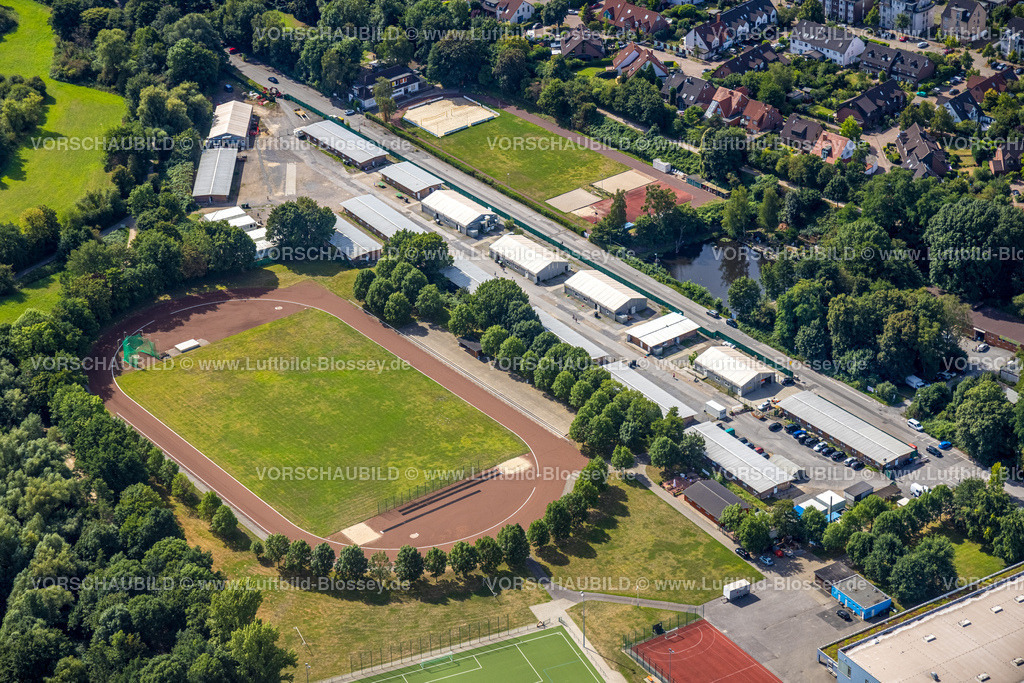 Muelheim220802111 | Luftbild, Sportplatz und Flüchtlingsdorf Saarn, Mintarder Strasse, Saarn, Mülheim an der Ruhr, Ruhrgebiet, Nordrhein-Westfalen, Deutschland