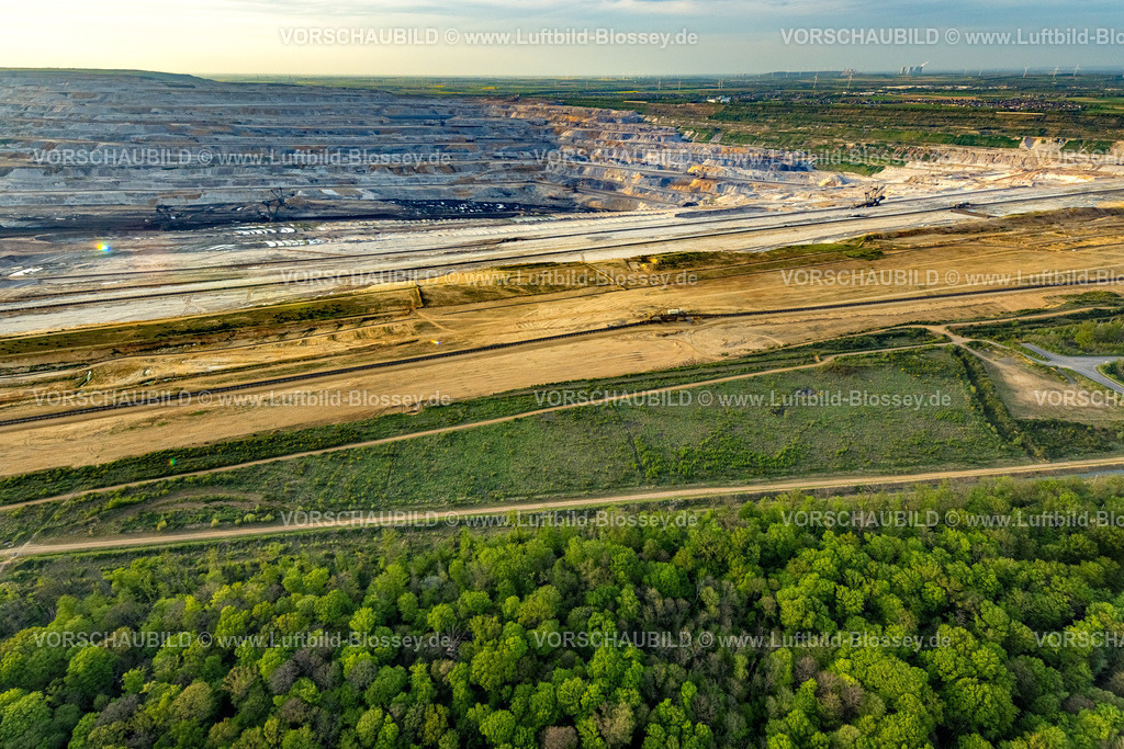 Kerpen240403803BraunkohleTagebauHambacherForst | Luftbild, BraunkohleTagebau Hambacher Forst, NSG Naturschutzgebiet Bürgewald Blatzheimer Bürge, Schaufelradbagger, Fernsicht, Buir, Kerpen, Rheinland, Nordrhein-Westfalen, Deutschland