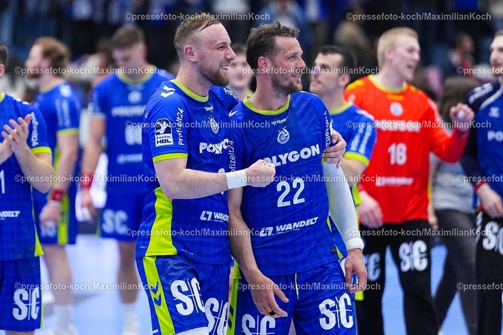 xYDRx11042601032 | 11.04.2026, xydrx, Handball, 1.HBL, VfL Gummersbach - HSG Wetzlar, Schwalbe-Arena: /Lukas Blohme (VfL Gummersbach #8) und Kentin Mahe (VfL Gummersbach #22) bejubeln den SIeg   Photo: xYannisxDreimannxPressefotoKochx
