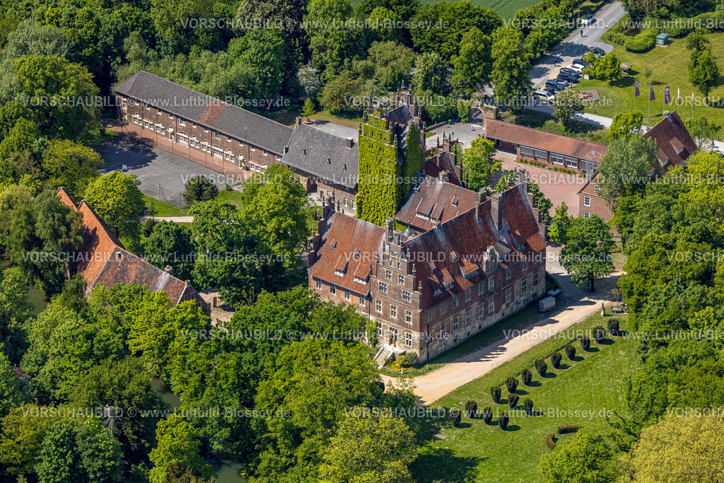Hamm250500346 | Luftbild, Störche und ihre Nester auf dem Dach Schloss Heessen, Storchenkot auf dem Dach, Uentrop, Hamm, Ruhrgebiet, Nordrhein-Westfalen, Deutschland
