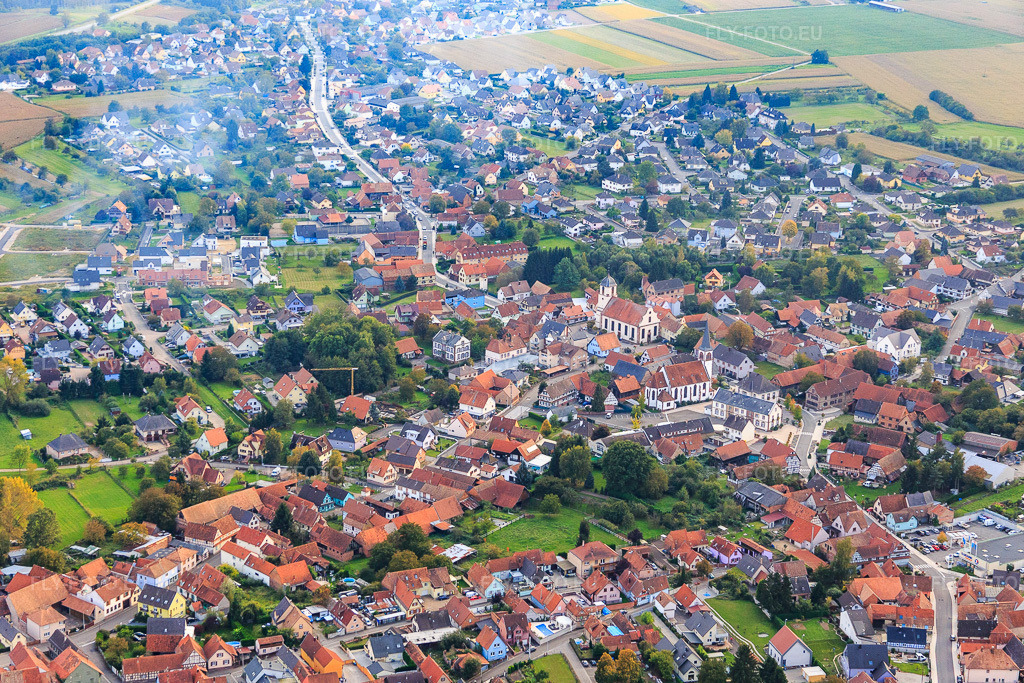 Vue aérienne: Deux églises au centre-ville à Gries dans le département Bas Rhin, France – .Photo: IMG_074241.jpg prise le 04/10/2014 par Werner Riehm/FLY-FOTO.eu – Résolution de l'original: 5309 x 3539 px – Paroisse protestante à Gries