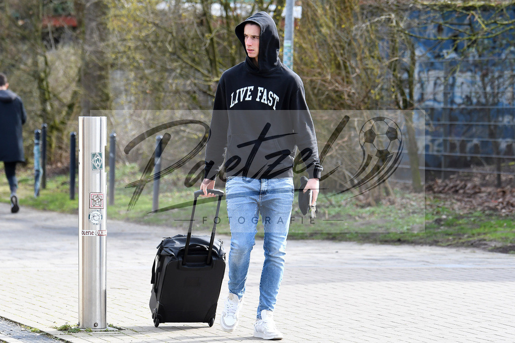 20200303_PKWBRE_0087 | Fussball, Herren: Marco Friedl (Werder Bremen) schaut auf dem Weg ins wohninvest Weserstadion am 03.03.2020 in Bremen, Deutschland. - Realisiert mit Pictrs.com