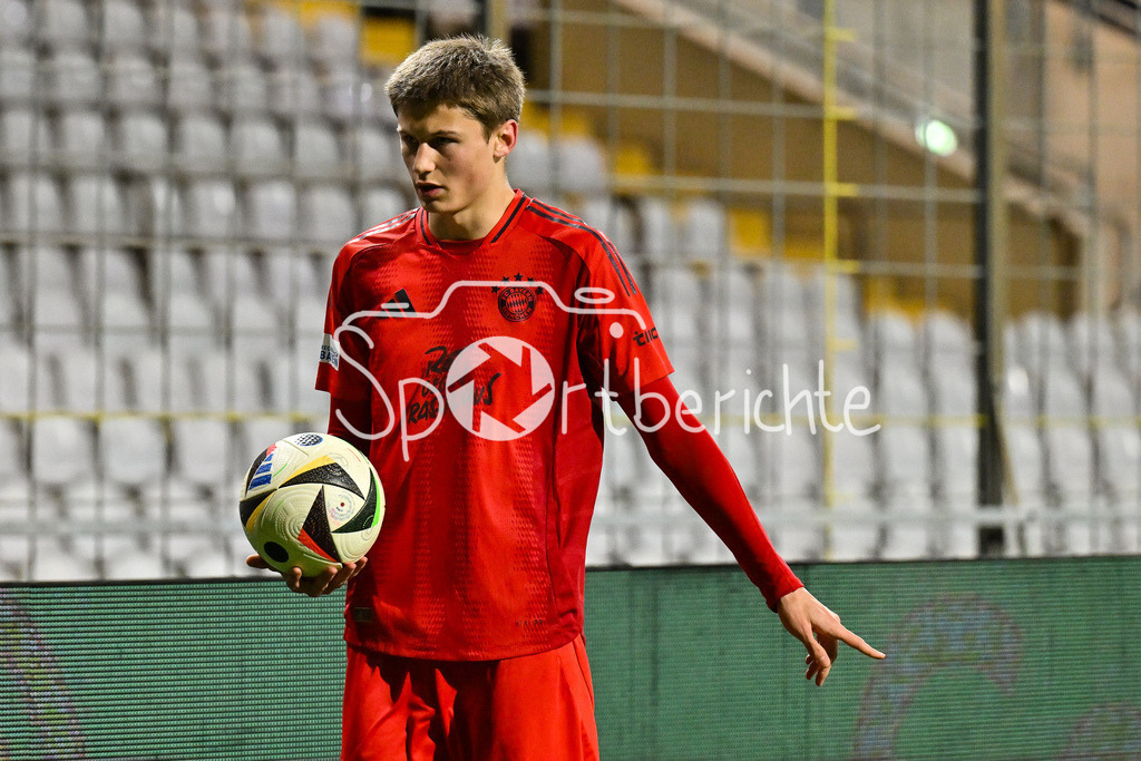 FC Bayern Amateure - FC Augsburg II | beim Einwurf Magnus DALPIAZ (FC Bayern München II #2) / Einzelfoto / Freisteller / Regionalliga Bayern: FC Bayern Muenchen II - FC Augsburg II, Gruenwalder Stadion am 14.03.2025