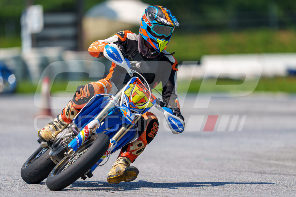 G-Cup + Supermoto Staatsmeisterschaft + Hungarian Supermoto Championship | GRIPcapture steht für authentische Sportfotografie in Österreich – für Momente, die mehr sind als Geschwindigkeit oder Ergebnis. Es geht um Emotion, Spannung, Fokus und den Augenblick, der oft nur einen Wimpernschlag dauert.Ob Motorsport, Teamsport oder 