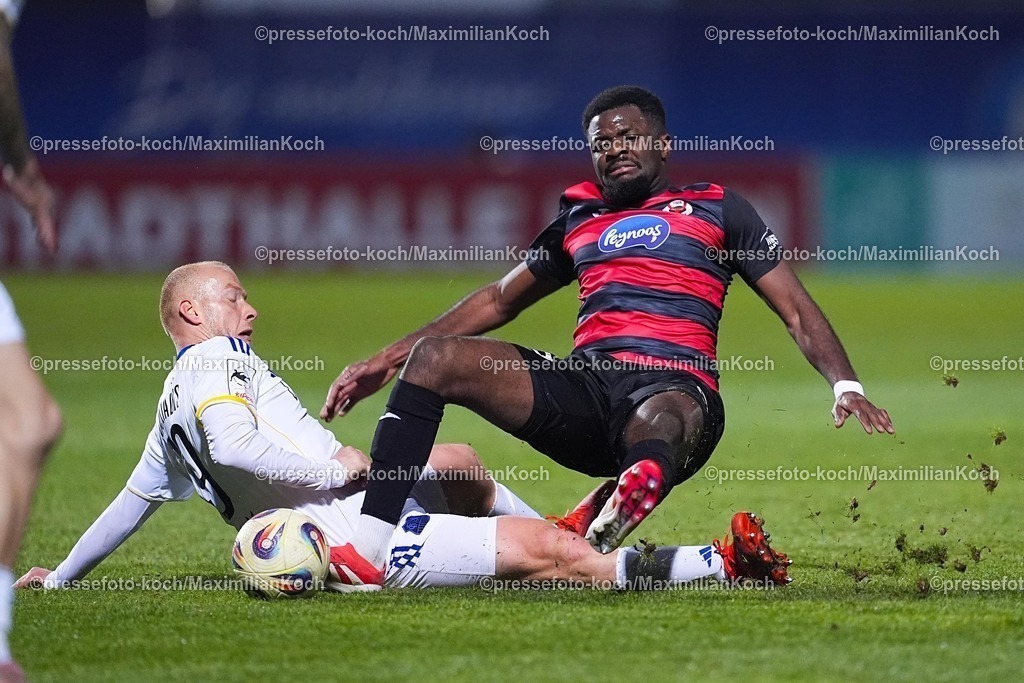 xYDRx23012601043 | 23.01.2026, xydrx, Fußball, 3.Liga, FC Viktoria Köln - 1.FC Saarbrücken, Saison 2025 2026, Sportpark Höhenberg: Verthomy Schilo Boboy (FC Viktoria Köln #22) im Zweikampf gegen Sebastian Vasiliadis (1.FC Saarbrücken #19)    DFB regulations prohibit any use of photographs as image sequences and or quasi-video. Photo: xYannisxDreimannxPressefotoKochx