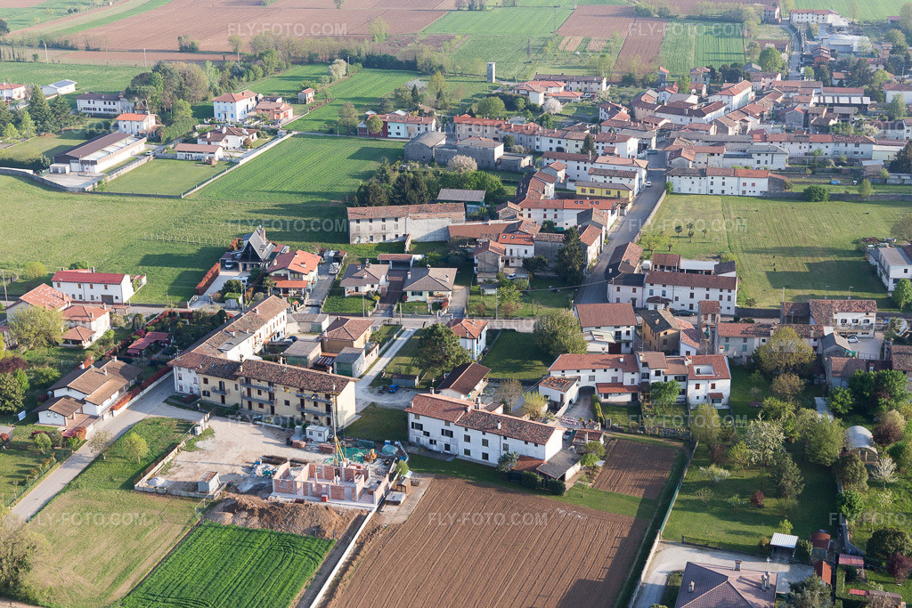 Aerial view: View of the town in Villanova in the state Friuli Venezia Giulia, Italy. – Photo: IMG_098911.jpg taken on 04/08/2017 by Werner Riehm/FLY-FOTO.com – Resolution of the original: 5472 x 3648 px