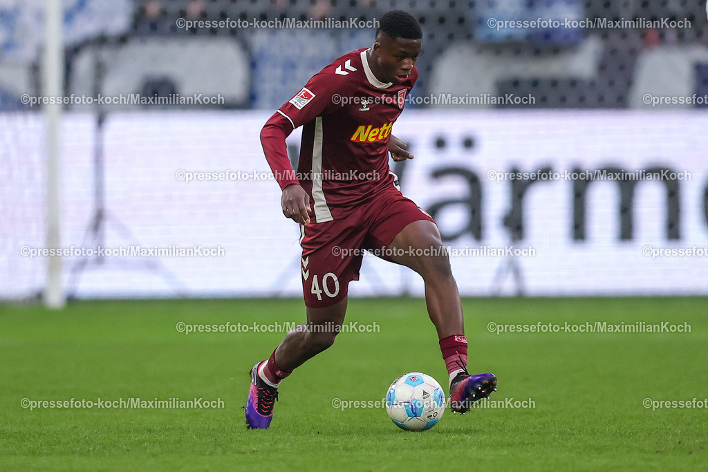 Schalke10112402162 | 10.11.2024, Fußball, FC Schalke 04 - SSV Jahn Regensburg, 2. Fußball Bundesliga, Veltins-Arena Gelsenkirchen, Saison 2024 2025: Mansour Ouro-Tagba (Jahn-Regensburg #40) DFB regulations prohibit any use of photographs as image sequences and or quasi-video.