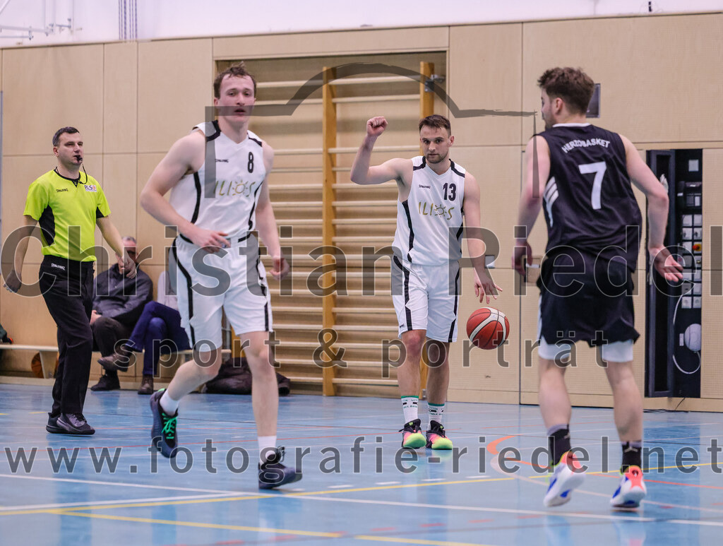 2026-01-31_063_TSV_Vaterstetten_gegen_TS_Herzogenaurach | Vaterstetten, Deutschland, 31.01.2026:Basketball, 2. Regionalliga Süd 2025 / 2026, 14. Spieltag, TSV Vaterstetten gegen TS Herzogenaurach, Endergebnis: 71:70Tom Hedden (TSV Vaterstetten, #8), K. Huber (TSV Vaterstetten, #13)Foto: Christian Riedel / fotografie-riedel.net