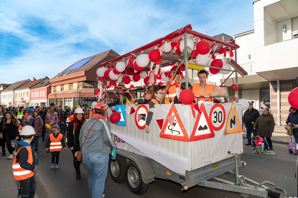 Umzug2025-061_8939 | Fotostrecke: FASCHINGSUMZUG 2025 in Loosdorf. 22 Masken(gruppen)-Teilnehmer: Loosdorfer Vereine, Wirtschaftstreibende, Gemeindeabordnungen sowie Kreditinstitute. rund 700 Besucher entlang der Hauptstrasse. Veranstaltungs-Sicherung durch Mannschaft der FF-Loosdorf mit schwerem Gerät. Maskenprämierung am EKZ-Platz durch Bgm. Thomas Vasku in den Kategorien: Bester Festwagen (Fa. gkonzept-Groissenberger; Beste Personengruppe-ASK-Loosdorf; Beste Einzelperson; Weiteste Anreise-FF Schollach;