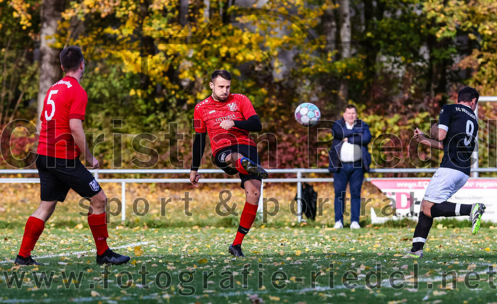 2023-11-05_044_FC_Herzogstadt_gegen_TuS_Oberding | Erding, Deutschland, 05.11.2023:
Fußball, Kreisklasse 2023 / 2024, 14. Spieltag, FC Herzogstadt gegen TuS Oberding, Endergebnis: 4:5

Thomas Holzmann (TuS Oberding, #5), Christian Werner (TuS Oberding, #4), Marco Steinberg (FC Herzogstadt, #9)

Foto: Christian Riedel / fotografie-riedel.net