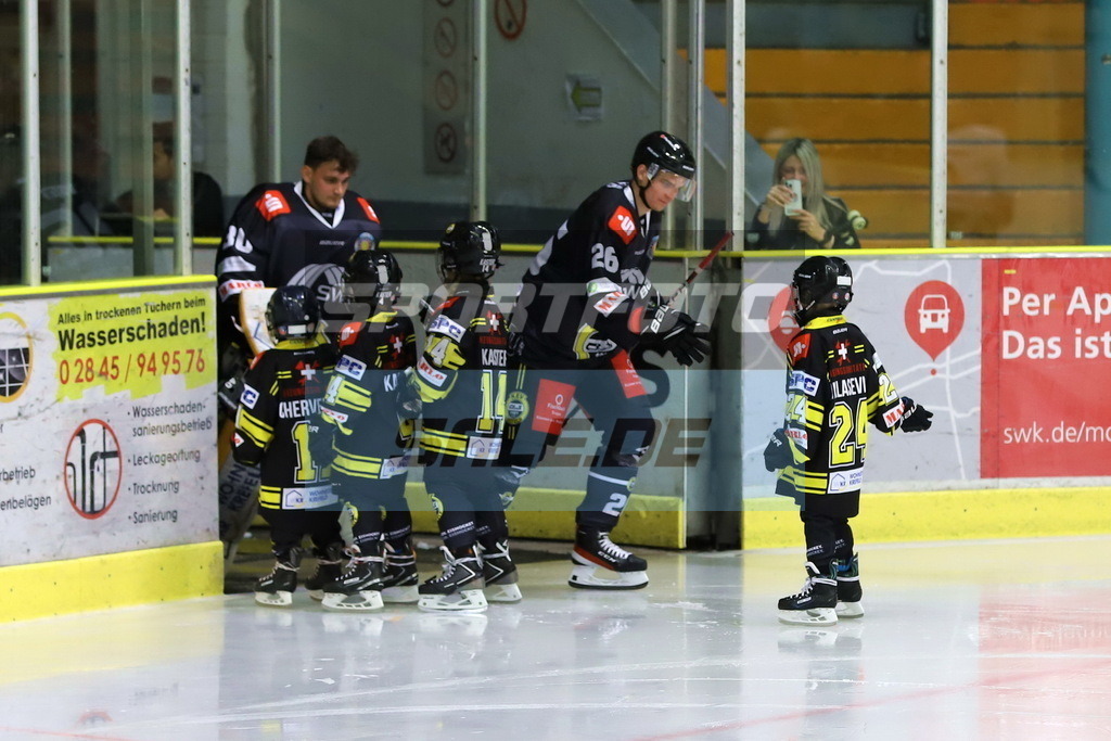 Einlauf Krefelder EV'81 | Einlauf Krefelder EV'81 - Realisiert mit Pictrs.com