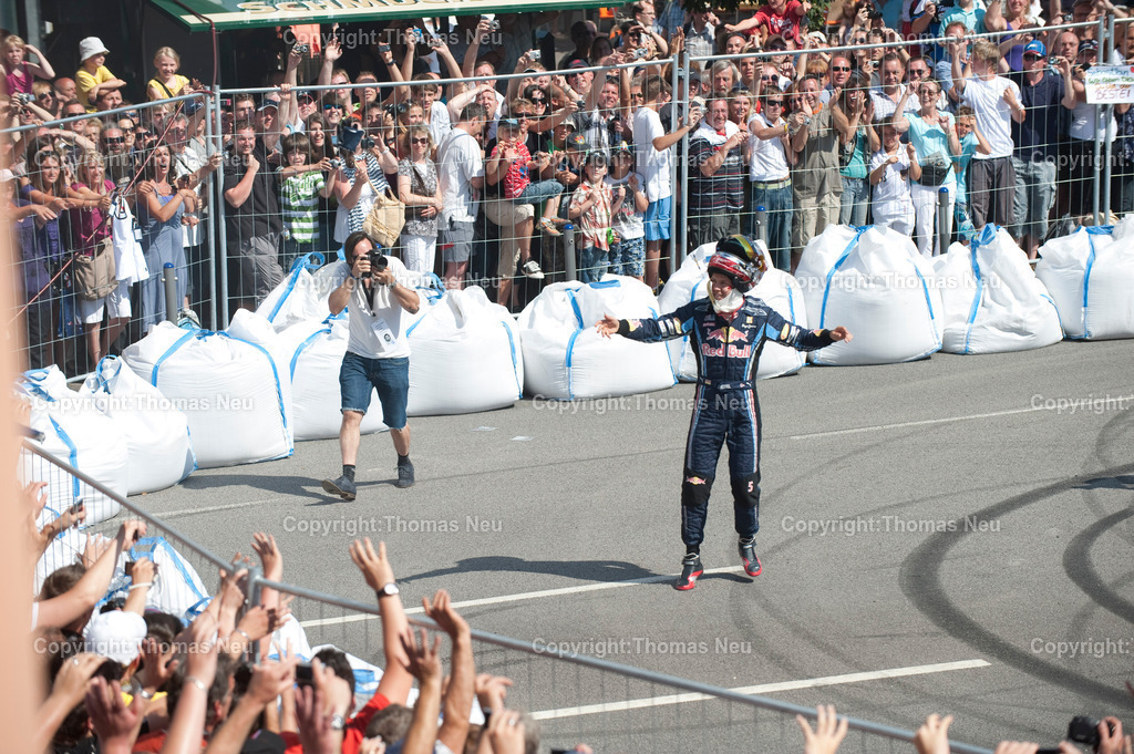 _DSC7353 | Sebastian Vettel beim spektakulären „Home Run“ in Heppenheim: Der Formel-1-Weltmeister fährt im Red-Bull-Rennwagen über die zur Rennstrecke umfunktionierte B3 in seiner Heimatstadt. Tausende Fans feiern ihren Lokalhelden.