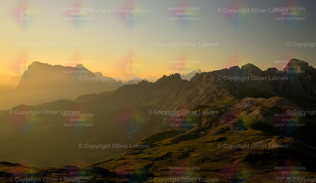 Dolomiten im Goldenen Licht | Das Schlernplateau im Goldenen Morgenlicht und der Blick reicht vom Langkofel, Pelmo, Marmolata bis zum Rosengarten.