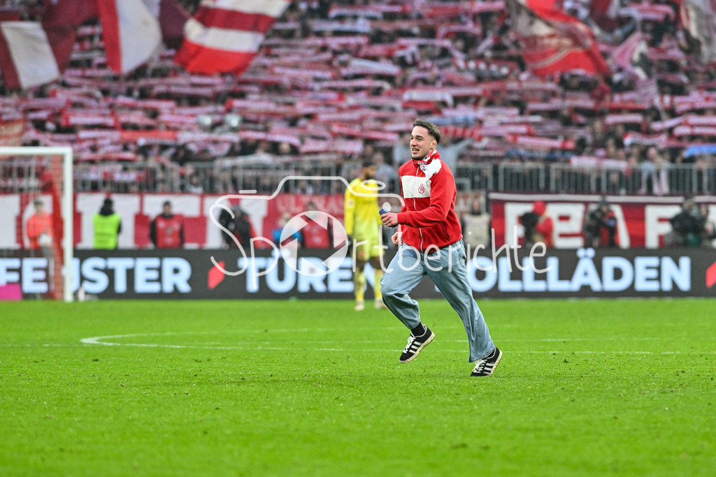 FC Bayern München - Eintracht Frankfurt | MUNICH, GERMANY - 21. FEBRUARY: ein Flitzer auf dem Platz in München während dem Bundesligamatch zwischen dem FC Bayern München und der SG Eintracht Frankfurt am 23. Spieltag in der Allianz Arena / DFL REGULATIONS PROHIBIT ANY USE OF PHOTOGRAPHS AS IMAGE SEQUENCES AND/OR QUASI-VIDEO