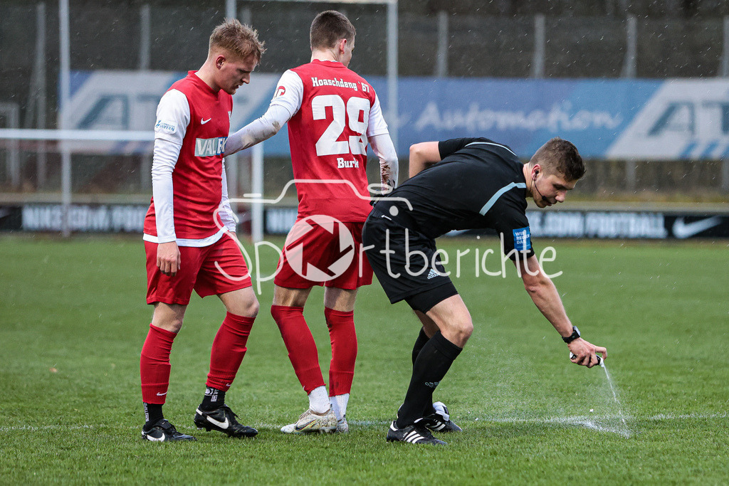 SV Heimstetten - FC Bayern Amateure | Schiedsrichter Felix WAGNER stellt die Mauer und nutzt sein Freistossspray / Freistoss Spray