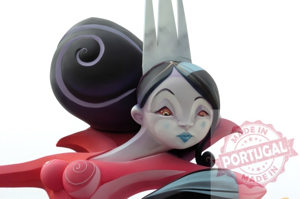 Stylized cartoon queen sculpture with a crown against white | Stylized queen sculpture featuring a crown, red and black costume, and striking facial features - Realisiert mit Pictrs.com
