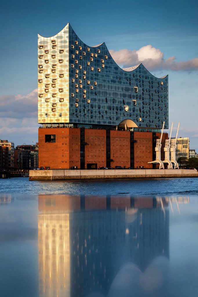 10220905 - Elbphilharmonie im Abendlicht | Blick auf die Elbphilharmonie im Abendlicht mit einer besonders schönen (echten) Spiegelung.