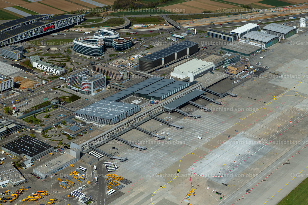 4023518 | STUTTGART 15.04.2020 Abfertigungs- Gebäude und Terminals auf dem Gelände des Flughafen in Stuttgart im Bundesland Baden-Württemberg, Deutschland. Weiterführende Informationen bei: Flughafen Stuttgart GmbH. // Dispatch building and terminals on the premises of the airport in Stuttgart in the state Baden-Wuerttemberg, Germany. Further information at: Flughafen Stuttgart GmbH. Foto: Gerhard Launer