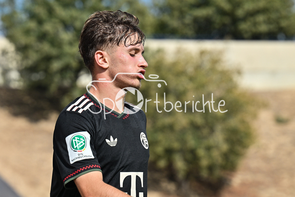 Papohs FC U19 - FC Bayern München U19 | Im Bild Tim BINDER (FCB #11) der sich über eine vergebene Chance ärgert / UEFA Youth League: Paphos FC U19 - FC Bayern München U19; Stelios Kyriakides Stadium am 30.09.2025