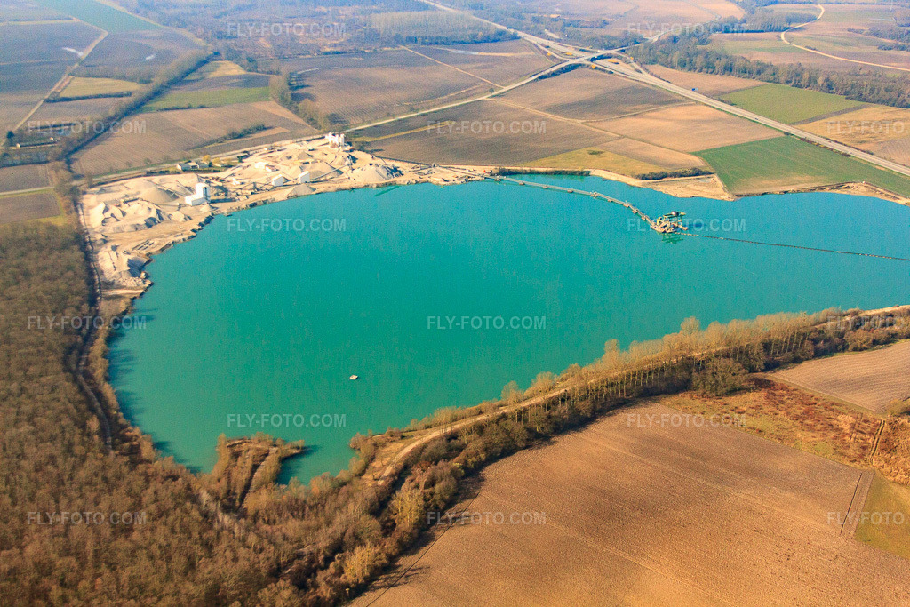 Aerial view: Floating dredger in the lake of the gravel pit in Gambsheim in the state Bas-Rhin, France. – Photo: IMG_62883.jpg taken on 03/09/2014 by Werner Riehm/FLY-FOTO.com – Resolution of the original: 4752 x 3168 px