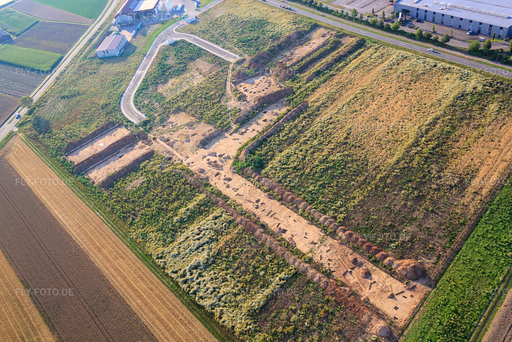 Luftbild: Archäologische Grabung am neuen Gewerbepark W II in Herxheim bei Landau im Bundesland Rheinland-Pfalz in Deutschland. Foto: IMG_70221.jpg vom 19.07.2014 durch Werner Riehm/FLY-FOTO.de