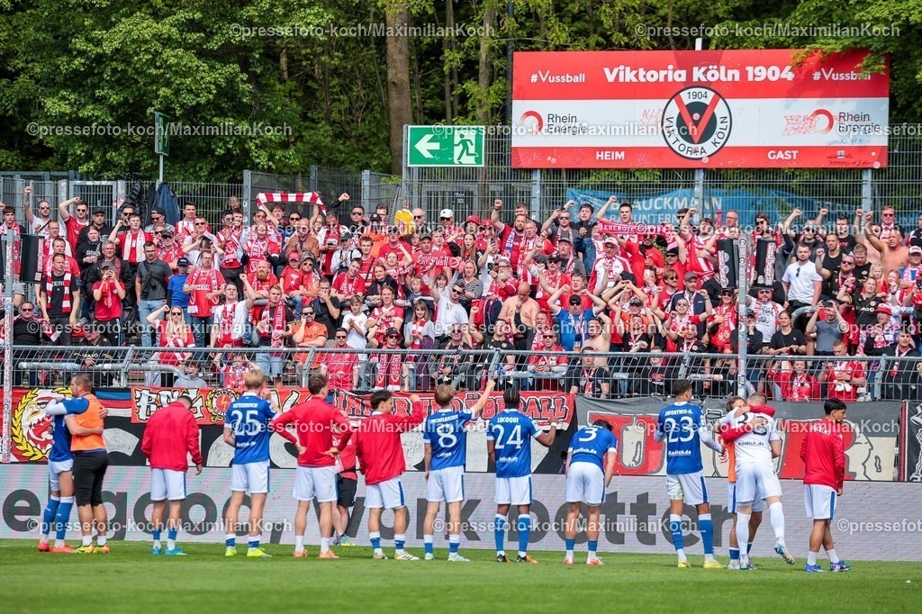 xsefx26042601056 | 26.04.2026, xsefx, Fußball, 3.Liga, FC Viktoria Köln - Energie Cottbus, 35. Spieltag, Sportpark Höhenberg, Saison 2025 2026: FC Energie Cottbus feiert mit seinen Fans nach 2:0 Sieg bei Viktoria Köln DFB regulations prohibit any use of photographs as image sequences and or quasi-video. Photo: xSabinexEffgenxPressefotoKochx