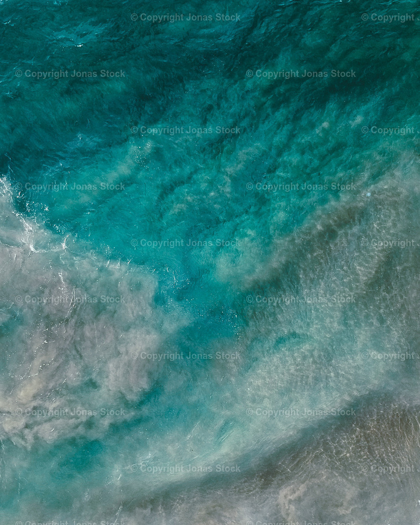 Ocean Blue | Drone shot of the ocean, in all it's glory.  - Realisiert mit Pictrs.com