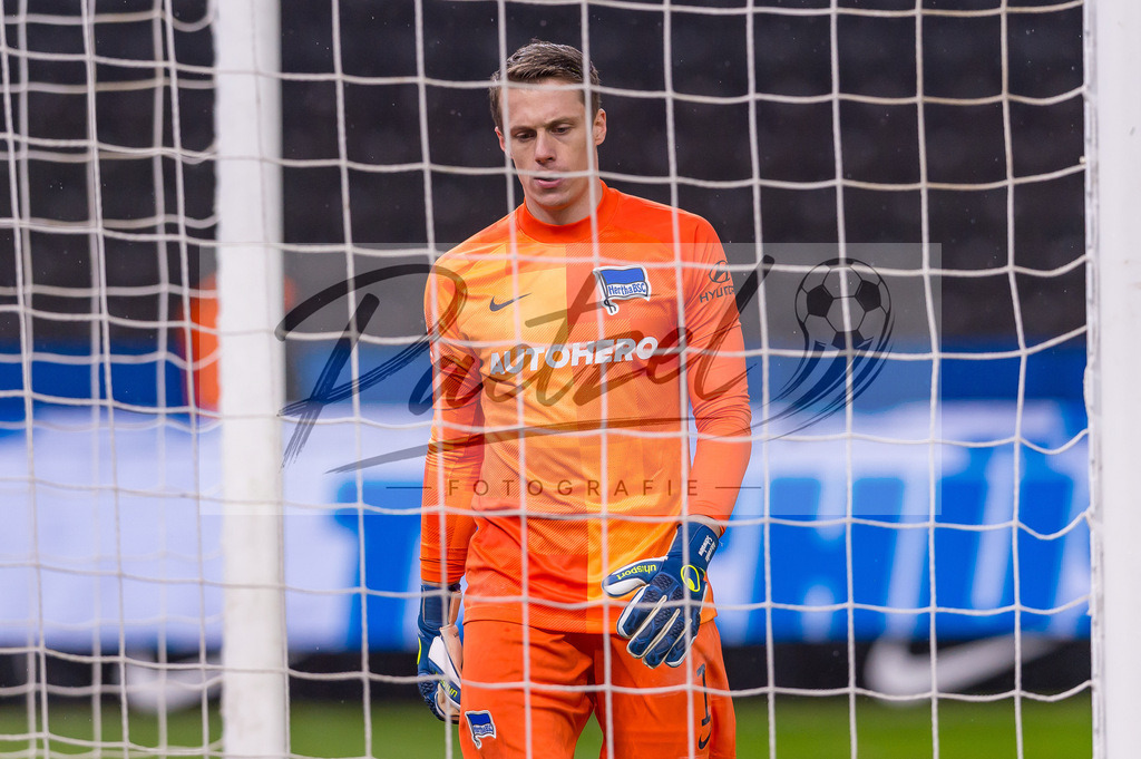 HERBOC20220204_070 | Fussball, Herren: Torwart Alexander Schwolow (Hertha BSC) enttaeuscht bei dem Spiel der 1. Bundesliga zwischen Hertha BSC und VfL Bochum im Olypiastadion am 04.02.2022 in Berlin, Deutschland.DFB / DFL REGULATIONS PROHIBIT ANY USE OF PHOTOGRAPHS AS IMAGE SEQUENCES AND/OR QUASI-VIDEO. - Realisiert mit Pictrs.com