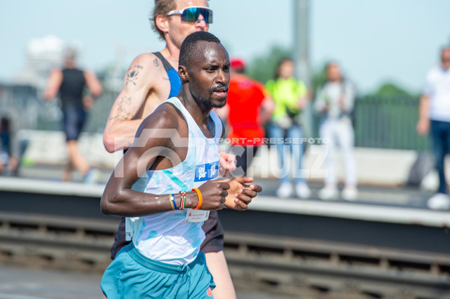 20250427-NSZ_2805 | Anthony Apori Ekai (Nr.42,Kenia) vor Erik Hille (Nr.8,GER)DEU, Düsseldorf, 27.04.2025 Uniper Düsseldorf Marathon 2025 - Realisiert mit Pictrs.com
