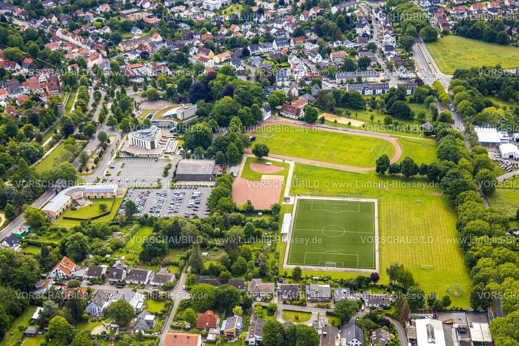 Soest220600422 | Luftbild, Sportanlage Jahn-Stadion, Stadthalle, Hotel Susato und Hotel am Wall, Soest, Soester Boerde, Nordrhein-Westfalen, Deutschland