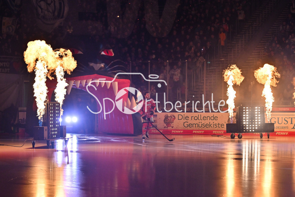 Augsburger Panther - ERC Ingolstadt | AUGSBURG, GERMANY - 12. DECEMBER: der Einlauf der Panther - im Anthony LOUIS (Augsburger Panther 18) - vor dem Match zwischen den Augsburger Panthern und dem ERC Ingolstadt am 27. Spieltag der Penny DEL im Curt Frenzel Stadion