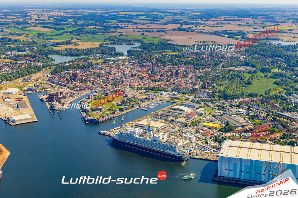 Luftaufnahme Wismar West Wismar - Die Luftaufnahme wurde 2025 vom UL-Flugzeug heraus erstellt ( ohne Drohne ) - Hochauflösende Luftaufnahme - für professionelle Ausdrucke geeignet. Die Geschenkidee !Mit Lizenz und Bildrechte bestellbar