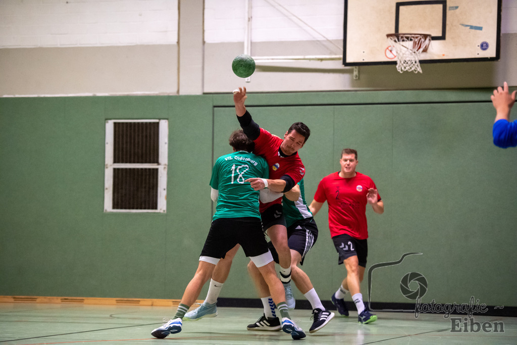 VFL Oldenburg-SG FriPe | Herren Regionsoberliga; VFL Oldenburg (grün)-SG FriPe (rot) am 04.11.2023 in Oldenburg (Robert-Schumann-Halle Oldenburg), Deutschland, Photo: Philip Eiben 2023 - Realisiert mit Pictrs.com