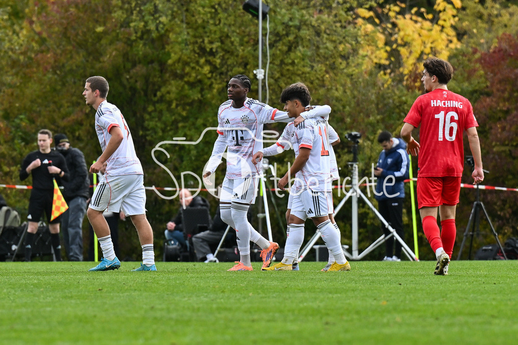 SpVgg Unterhaching U19 - FC Bayern München U19 | Jubel der Gäste nach dem Treffer zum 0-1 durch Maycon Douglas NORMANHA CAROZO (FC Bayern München U19 11) / Tor / Torschuetze / Freude / Happy / U19 DFB Nachwuchsliga: SpVgg Unterhaching - FC Bayern München; Sportschule Oberhaching am 18.10.2025